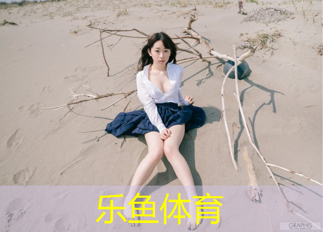 窗外正对着塑胶跑道